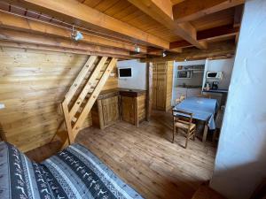 an overhead view of a bedroom and kitchen in a log cabin at Hotel Le Very in Les Saisies