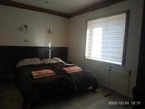 Un pat sau paturi într-o cameră la NestG Guest House