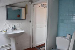 łazienka z umywalką, lustrem i toaletą w obiekcie Lovely flat in the heart of the medieval city w Hyères +26 zdjęć