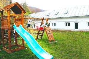 une aire de jeux avec un toboggan, une échelle et un toboggan dans l'établissement Amálkin Dvor, à Podbrezová