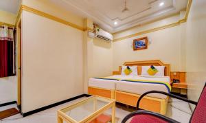 sypialnia z łóżkiem i szklanym stołem w obiekcie Itsy By Treebo - Coastal Grand Sathyam w mieście Fort