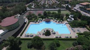 uma vista superior de uma piscina num resort em Pizzo Beach Club Apartment Ginevra em Pizzo