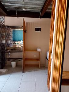 ein kleiner Raum mit Spüle und Küche in der Unterkunft Suite en Getsemaní - POD C in Cartagena de Indias + 14 Fotos