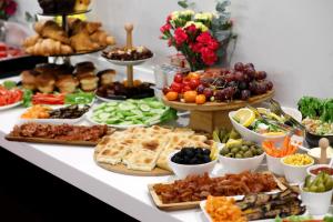Makanan di atau berdekatan hotel