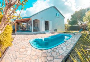 una villa con piscina di fronte a una casa di VILLA SANTIBANEZ - Villa avec piscine à St André a Le Patelin