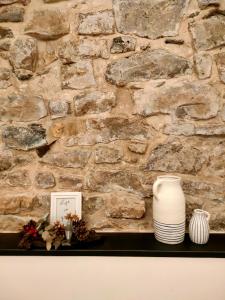 a stone wall with two vases on a shelf at Cal Marsal in Aitona
