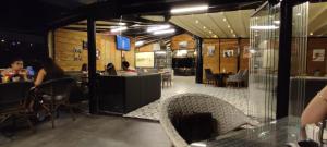 - un restaurant avec des tables et des chaises dans l'établissement studyo at high flat, à Istanbul