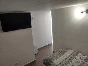 TV in/ali zabaviščno središče v nastanitvi Apartments INBOX