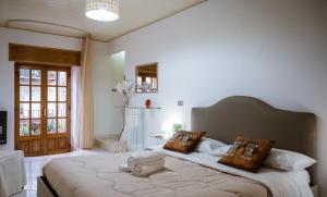 Un dormitorio con una gran cama blanca con almohadas. en La Grua House, en Castelbuono 21 fotos más