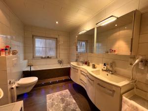 een badkamer met een wastafel, een toilet en een bad bij Ferienwohnung in bester Lage Kassels in Kassel +21 foto's
