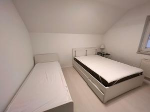 een slaapkamer met twee bedden en een raam bij Ferienwohnung in bester Lage Kassels in Kassel