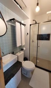 ein Badezimmer mit Toilette, Waschbecken und Dusche in der Unterkunft Maracaipe Estrela Flat110 in Porto De Galinhas