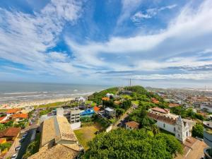 - une vue aérienne sur la ville et l'océan dans l'établissement Apartamento espetacular, melhor vista e localização de Torres, à Torres