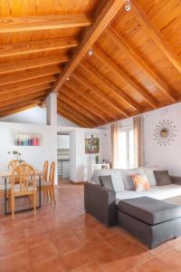 sala de estar con sofá y mesa en Private villa with heated pool & terrace see view, en Corralejo