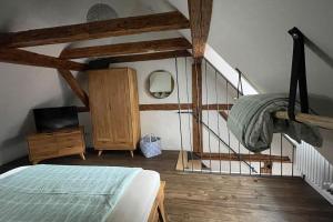 um quarto com uma cama e uma escada em Das Schatzgräberhaus im Herzen von Bamberg. em Bamberg