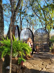 Planaltina的住宿－Fazenda Hotel Bem Ecológico，坐在花园中的女人和孩子
