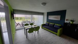 ein Wohnzimmer mit einem Sofa, einem Tisch und Stühlen in der Unterkunft Dream House in Gröbming