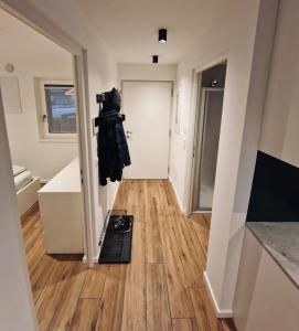 un pasillo de una casa con espejo y puerta en M&M-Apartment en Brunico