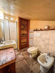 A bathroom at La Buca delle Fate