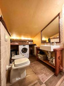 A bathroom at La Buca delle Fate