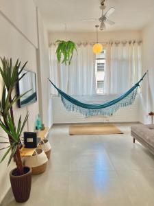 una sala de estar con una hamaca en una habitación en Copacabana Beach! Aconchegante apartamento na quadra da praia., en Río de Janeiro
