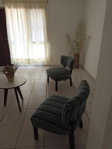 sala de estar con 2 sillas y mesa en Alquiler turístico de casa en San Rafael en San Rafael