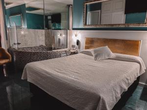 a bedroom with a bed and a bath tub at Hotel H in Granollers