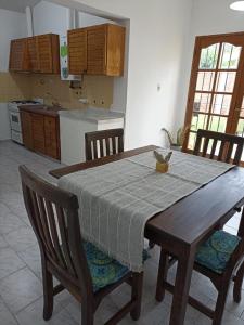 cocina con mesa de madera con sillas y mantel en Alquiler turístico de casa en San Rafael en San Rafael
