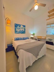 1 dormitorio con 1 cama y ventilador de techo en Copacabana Beach! Aconchegante apartamento na quadra da praia., en Río de Janeiro