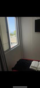 Schlafzimmer mit einem Bett und einem Fenster mit Aussicht in der Unterkunft Apartamento loft 103 in Balneário Camboriú