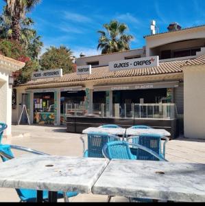 Balkón alebo terasa v ubytovaní Charmant mobilhome camping Les Sables d'Or 4 étoiles