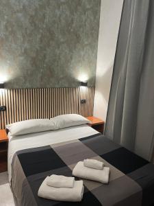 ローマにあるレス アルテスのベッドルーム1室(ベッド1台、タオル2枚付)