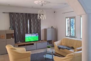 TV a/nebo společenská místnost v ubytování Villa Valentine
