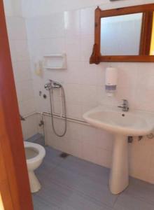 ein Bad mit einem WC und einem Waschbecken in der Unterkunft nostalgo in Skiathos-Stadt