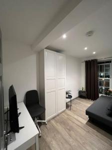 sala de estar con escritorio, cama y ordenador en 1 Bedroom flat in Euston! 4 person. en Londres