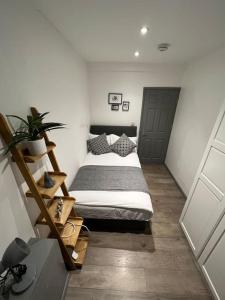 a small bedroom with a bed in a room at 1 Bedroom flat in Euston! 4 person. in London