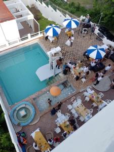 an overhead view of a pool with chairs and umbrellas at Eventos punta Real in Chachalacas