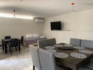 a living room with a dining table and a bedroom at Casa de Ali in Villa Carlos Paz