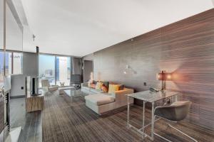 One Bedroom Suite with Strip Views 22nd Floor. في لاس فيغاس: غرفة معيشة مع أريكة وطاولة