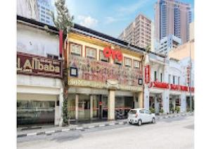 um carro branco estacionado em frente a um edifício em GOLDEN PALACE em Kuala Lumpur