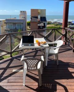 stół z laptopem i krzesłem na balkonie w obiekcie Apart Costa Esmeralda w mieście Ostende