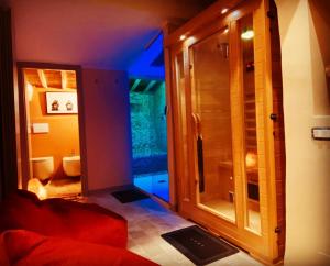 um quarto com uma casa de banho com um chuveiro em vidro em Vermaaten Boutique Suites Diamond em Todi