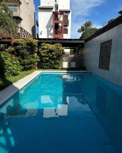 オステンデにあるApart Costa Esmeraldaの建物の前の青い水のプール