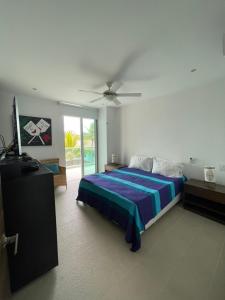 a bedroom with a bed and a ceiling fan at Acogedor apartamento con vista al mar en coveñas in Coveñas +7 photos