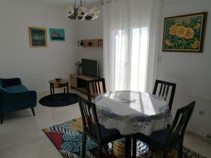 une salle à manger avec une table et des chaises blanches dans l'établissement Apartment Artemisia 1, à Trogir