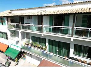 Central Praias Suite 1 في كابو فريو: اطلالة علوية على مبنى فيه ناس على شرفات