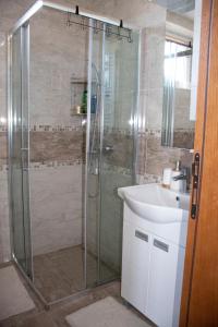 een badkamer met een douche en een wastafel bij Apartman 442 in Vrnjačka Banja