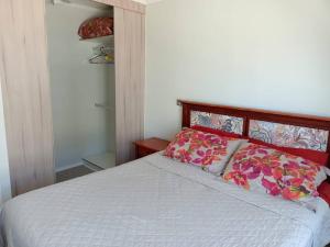 Un pat sau paturi într-o cameră la Arriendo para Turistas