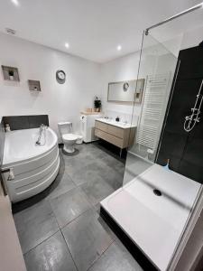Kúpeľňa v ubytovaní Maison plein cœur de Rosendael + 6 fotografií