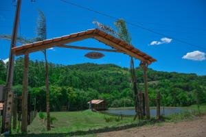 pergolato in legno con vista sulle montagne di Refúgio das Uvas * Casa do Lago a Frederico Westphalen